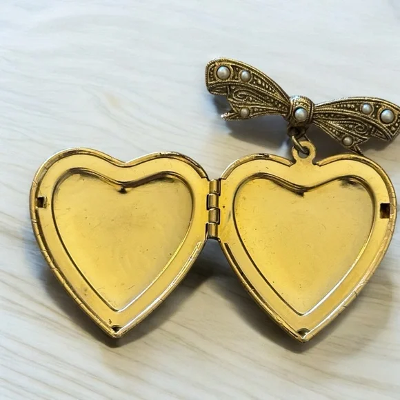 1928 Jewelry Brooch Gold Heart Locket from 1980’s - Picture 2 of 3